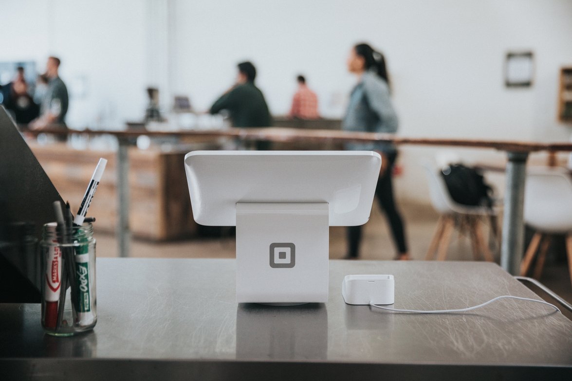 An electronic payment device on a table. Indicating how long form SaaS content can help drive conversions by persuading your audience about your brand USPs.
